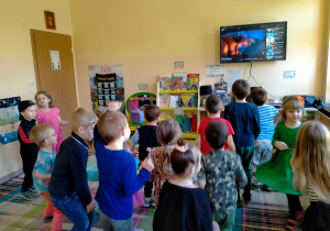 Dzieci tańczą przy utworze "Crazy Frog".